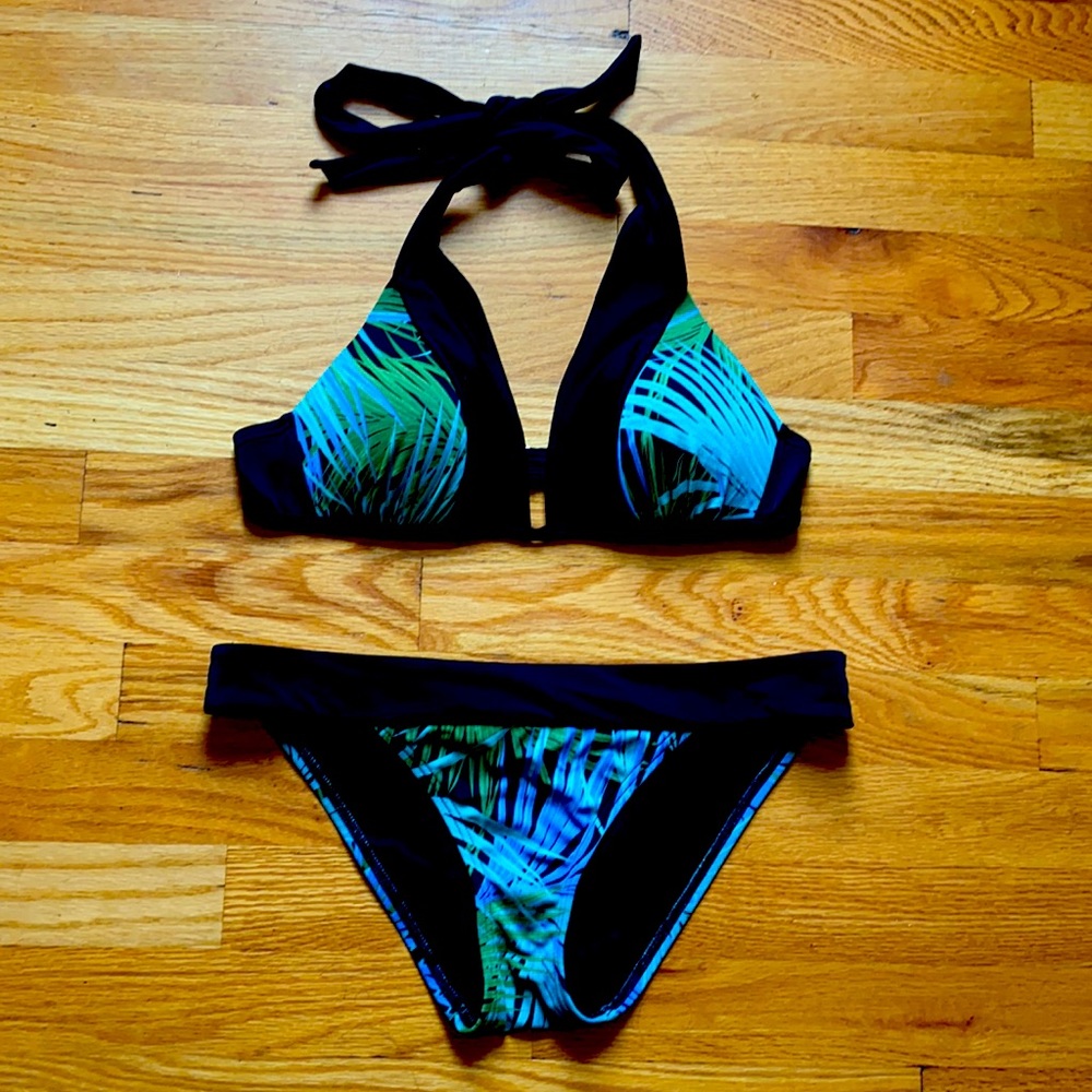 EUC only wore once beautiful 2 piece swimsuit